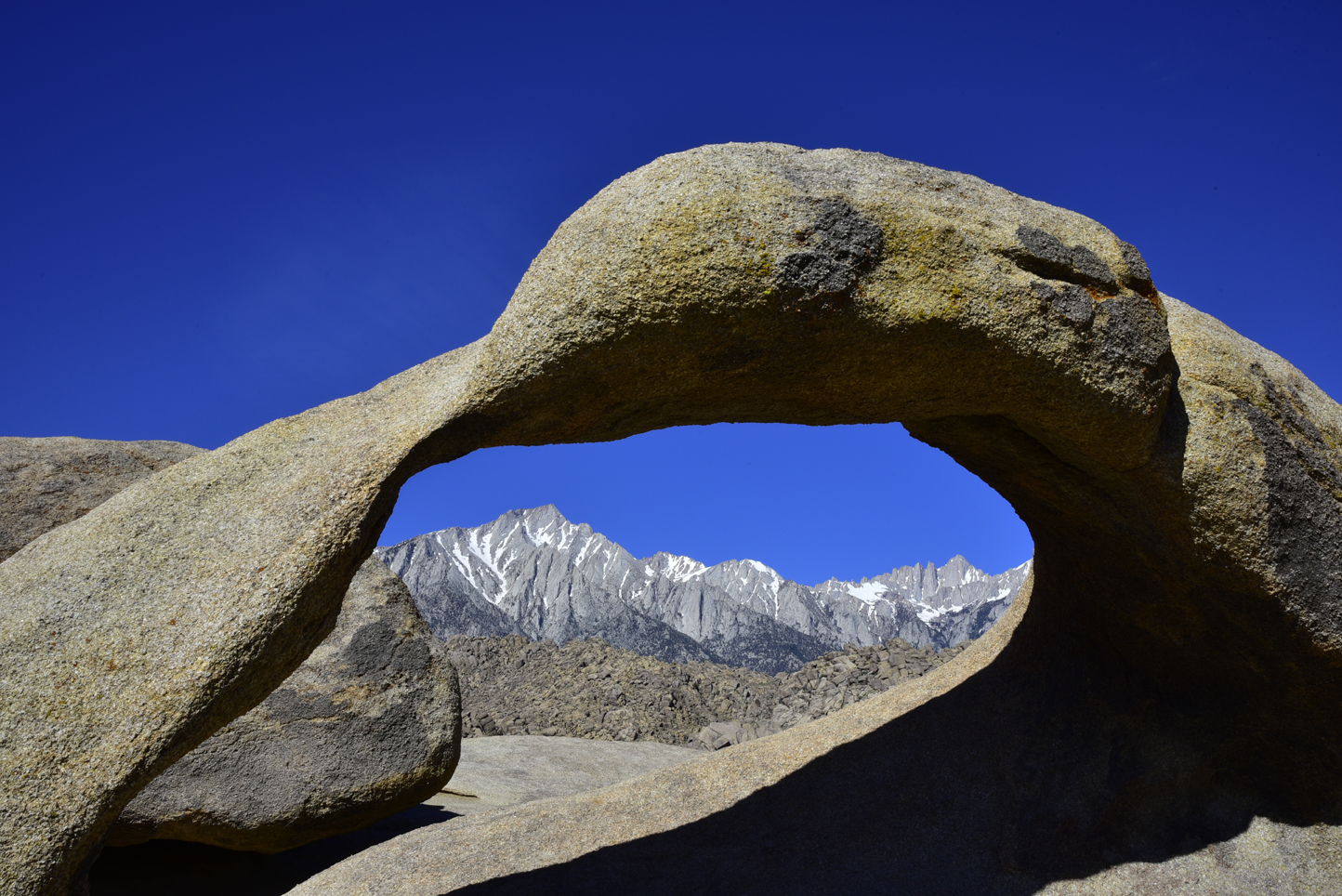 Mobius Arch, Eastern Sierra Nevada Mountains   -  Arch Loop Trail, Alabama Hills Recreation Area, California